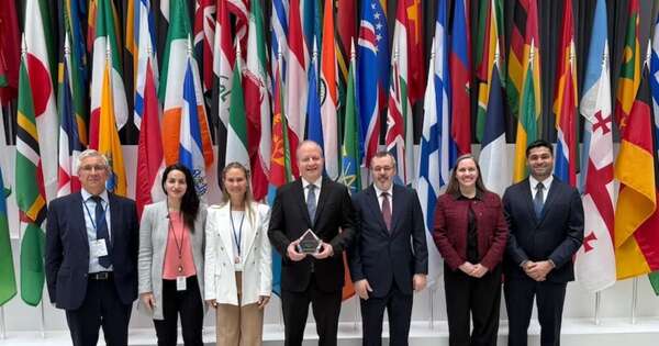 La Nación / LatinFinance distingue por su gestión al ministro Fernández Valdovinos