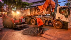 Operativo nocturno de bacheo en el microcentro de Ciudad del Este