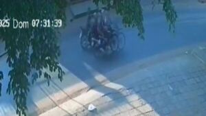 Aparece nuevo video de supuesto robo de celular a motobolt