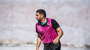 Abel Paredes y una línea de 5 defensores