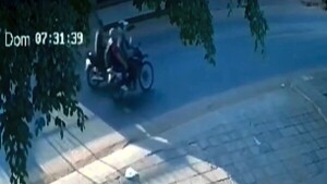 Video: Nuevas imágenes revelarían momento exacto del supuesto hurto del celular del motobolt