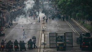 Un muerto y más de 100 heridos en manifestaciones en Perú