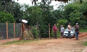 Vecinos del Territorio Social Fortaleza 1 de Coronel Oviedo denuncian que matrimonio cercó ilegalmente una calle - OviedoPress