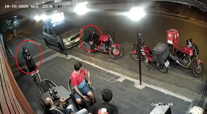 Asalto en hamburguesería: roban moto de trabajador y celular de cliente - trece