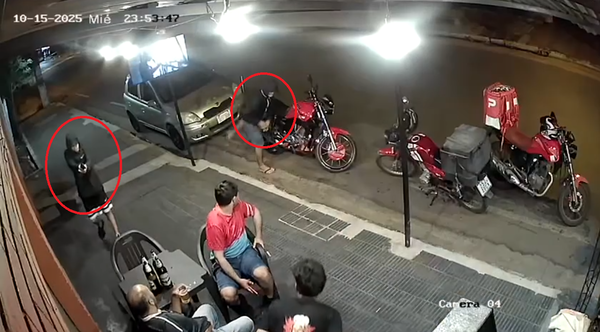 Asalto en hamburguesería: roban moto de trabajador y celular de cliente - trece