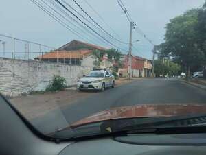 Inspectores de PMT estacionan en la vereda, pescan a conductores y persiguen al que les fotografió - Nacionales - ABC Color