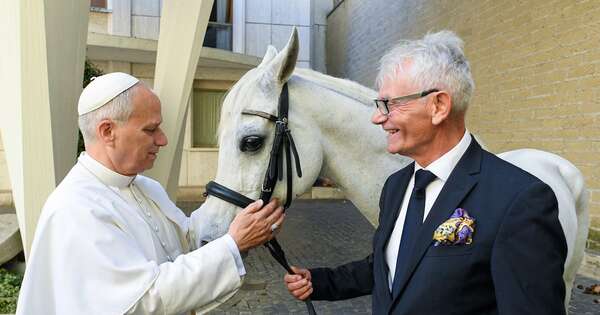 La Nación / El papa León XVI recibió un caballo árabe como regalo