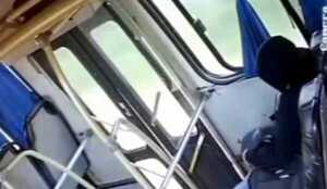 Popular / (VIDEO)Degenerado se "masturbó" en pleno bus y mujer se lanzó en pleno movimiento del rodado