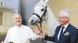 Papa recibió de regalo un caballo árabe purasangre