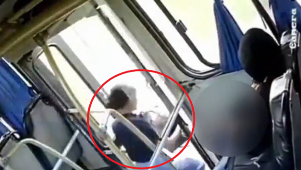 Video: Una joven se lanza de bus en movimiento al notar un acto de exhibicionismo en Pirayú