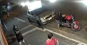 Diario HOY | A punta de pistola, asaltantes roban motocicleta y celular en local de comidas