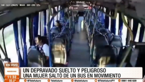 Joven se lanza de un bus para escapar de un depravado