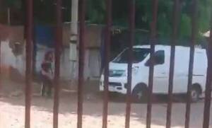¡Itarovaite kóa! Una mujer reventó con cascotes una camioneta en San Lorenzo