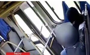 Un degenerado le metió mano al "ganso" en el colectivo ha upei he'i: "No sé qué me pasó"