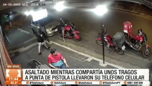 Asaltado mientras compartía unos tragos