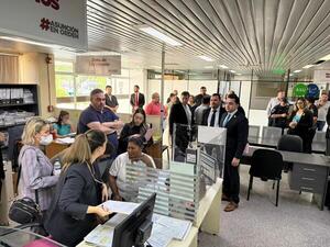 Popular / Bello abrió las puertas de la muni y acompañó operativo fiscal