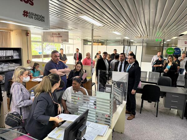 Popular / Bello abrió las puertas de la muni y acompañó operativo fiscal