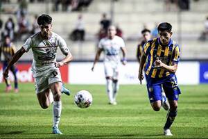 Luqueño empata en el debut de Lucas Barrios •