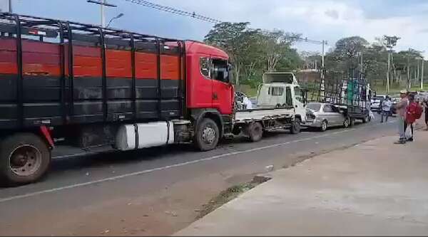 Video: camión quedó sin frenos y causó choque en cadena en Ñemby - Policiales - ABC Color