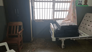 Indígenas destruyen parte de la ventana para rescatar a su hijo del hospital - Noticiero Paraguay