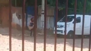 Video: Capturan a supuesta adicta tras atacar con piedras y botella a trabajadores