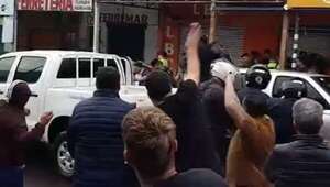 Operativo fiscal-policial quería incautar mercadería falsificada de pequeños comercios y los corrieron a huevazos - Nacionales - ABC Color