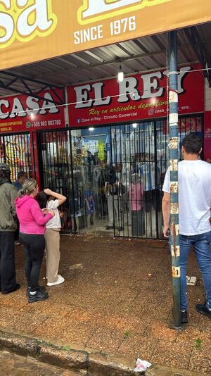 Video. Despiden a huevazos a fiscal durante intervención en el circuito comercial - La Tribuna