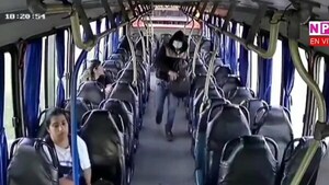 Exhibicionista aterroriza a mujeres y causa que joven se lance de un colectivo