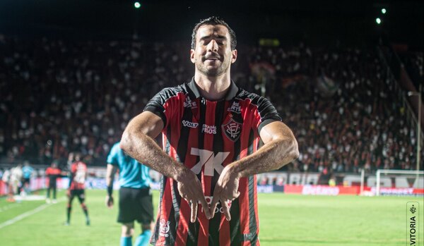 Versus / Raúl Cáceres le da un triunfo clave a Vitória en el Brasileirao 2025
