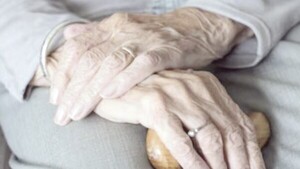 Adultos de 65 a 71 años no cobrarán la pensión este año