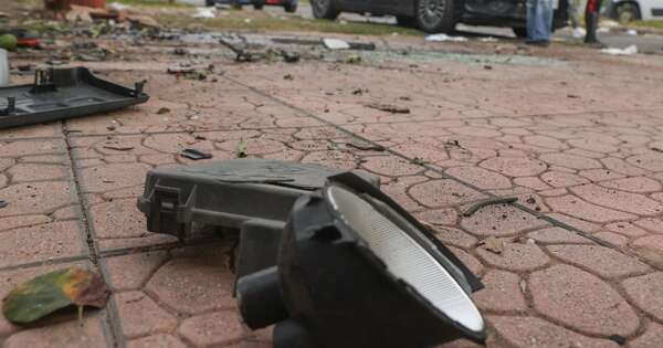 La Nación / Una bomba revienta el coche de un periodista italiano de la RAI