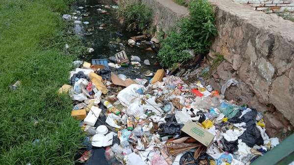 De “Morotĩ” solo queda el nombre: el arroyo está colapsado de basura - Nacionales - ABC Color