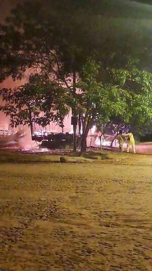 Incendio consume un vagón abandonado en la estación de tren de Areguá - Policiales - ABC Color