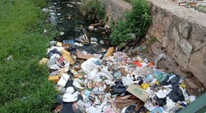 El arroyo Morotĩ está colapsado de basura por falta de recolección
