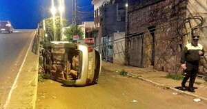 La Nación / Vuelco de vehículo se produjo en inmediaciones del Hospital de Trauma