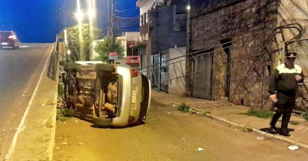 La Nación / Vuelco de vehículo se produjo en inmediaciones del Hospital de Trauma
