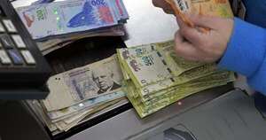 La Nación / Peso argentino cae frente al dólar en el mercado de cambios