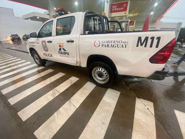 Choque entre patrullera policial y automóvil en pleno centro de Encarnación