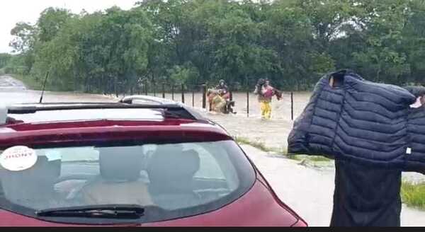 Popular / Bomberos rescataron a un adulto y dos menores arrastrados por raudal en Coronel Bogado