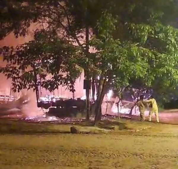 Popular / Se incendió vagón abandonado y karai sufrió quemaduras leves