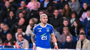 Julio Enciso, titular frente al PSG
