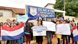 Conflicto en colegio de Luque por elección de nueva encargada de despacho