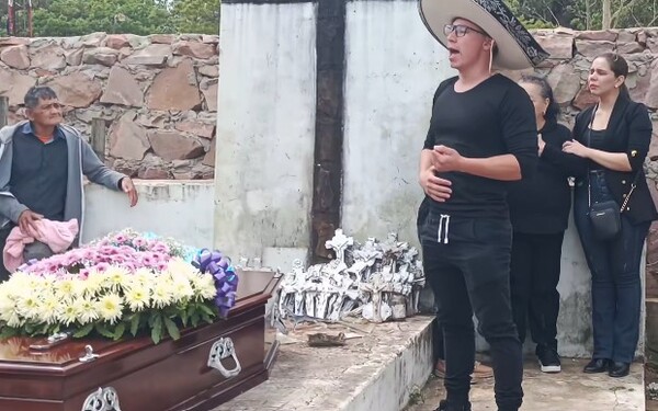 Popular / Despidió a su papá con “Sigo siendo el rey” y emocionó al rollo