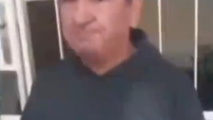 Conductor denuncia a cuidacoches por romperle el espejo tras negarse a pagar