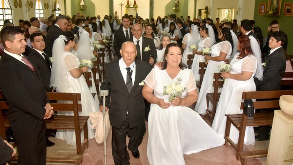 Entre la lluvia y el viento, 31 parejas dijeron “¡sí, acepto!”