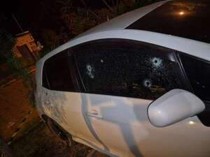 Acribillan automóvil estacionado frente a una vivienda en Bella Vista Norte - Nacionales - ABC Color