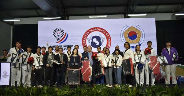 La Nación / Embajada de Corea entregó al COP uniformes para la Selección Paraguaya de Taekwondo