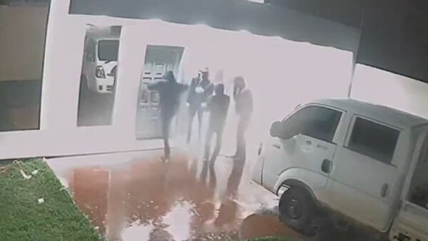 Video: Dueño de una vivienda repele a balazos a un grupo de delincuentes en Minga Guazú