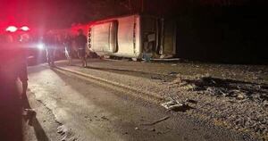 La Nación / Quince personas pierden la vida en accidente de bus en el noreste de Brasil