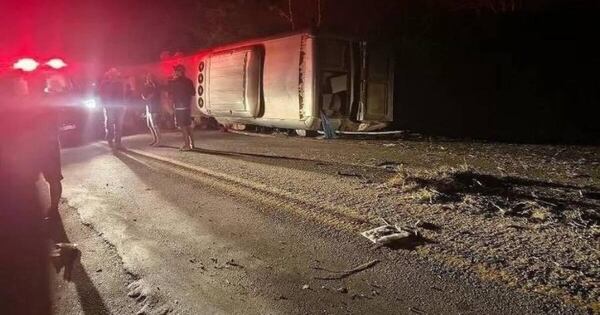 La Nación / Quince personas pierden la vida en accidente de bus en el noreste de Brasil